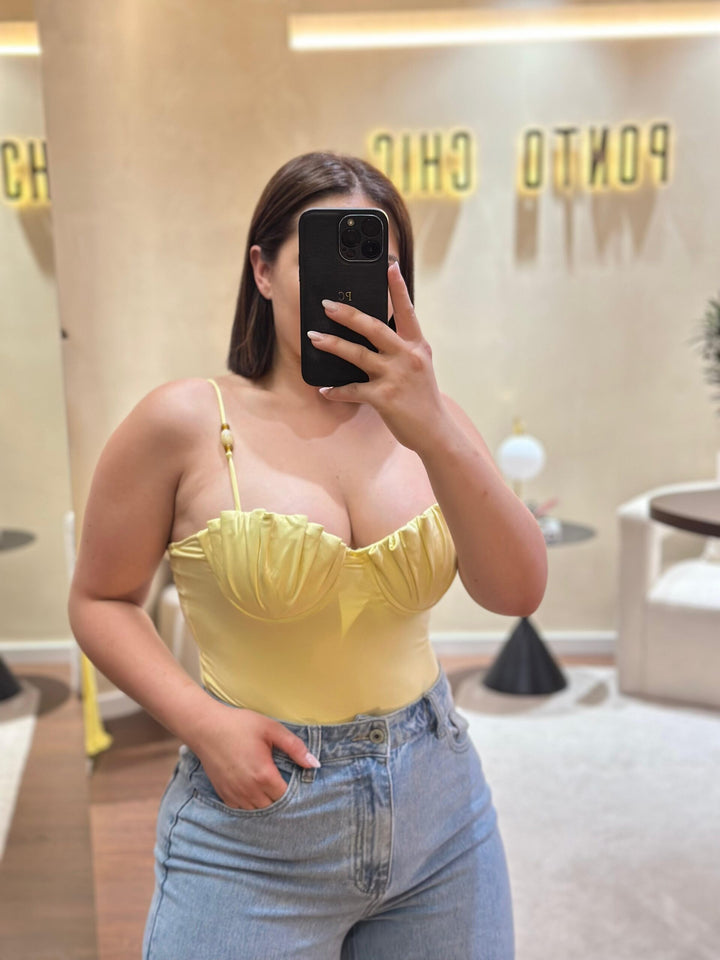 BODY AMARELO COM PREGAS NO DECOTE PONTO CHIC