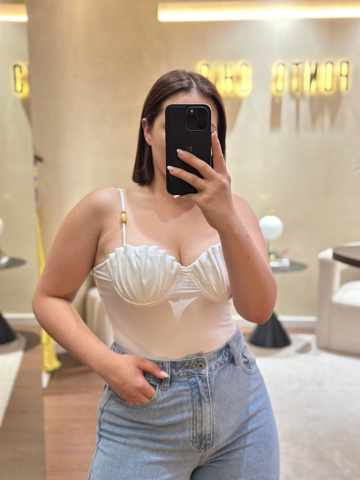 BODY BRANCO COM COM PREGAS NO DECOTE PONTO CHIC