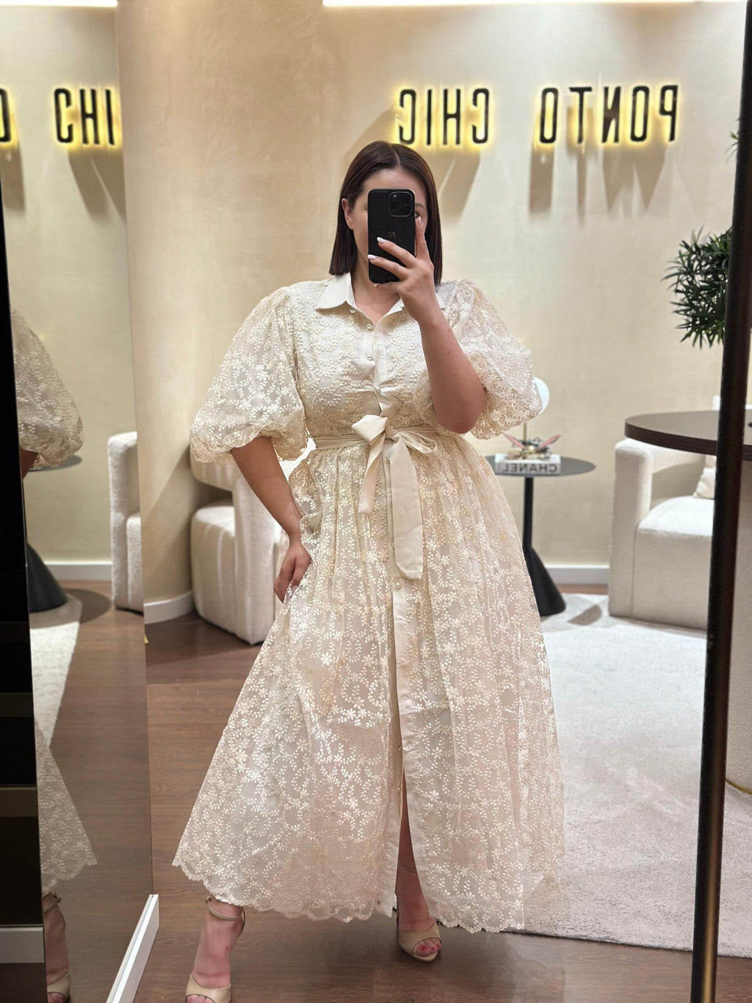 VESTIDO CAMSIEIRO BEGE EM TULE PONTO CHIC