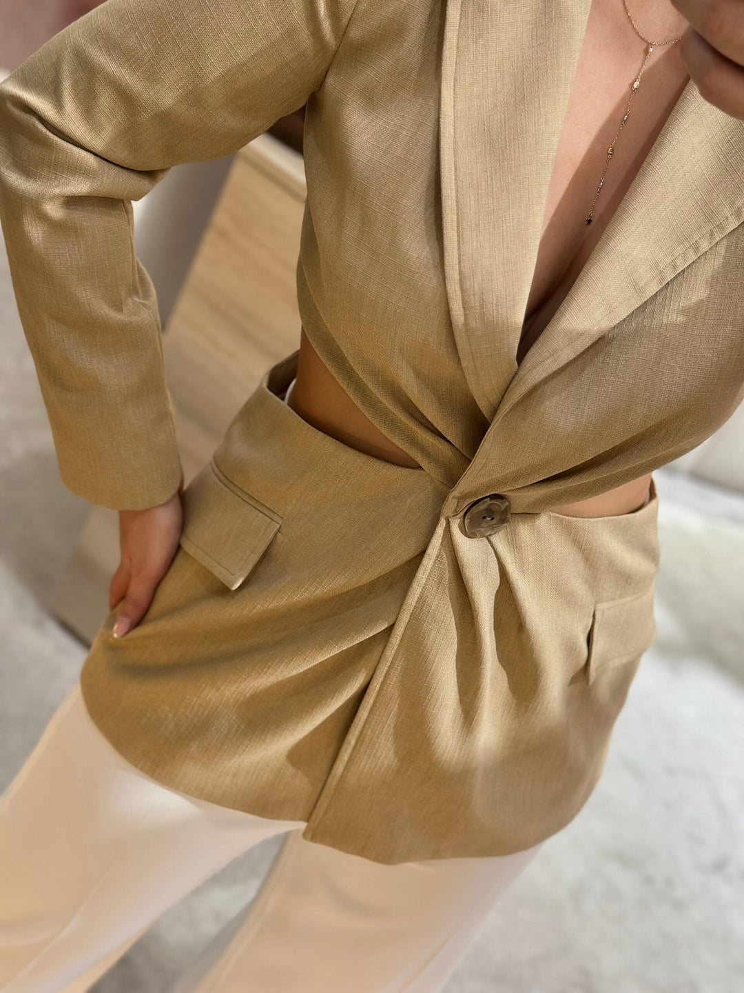 BLAZER BEGE COM ABERTURAS LATERAIS SAHOCO