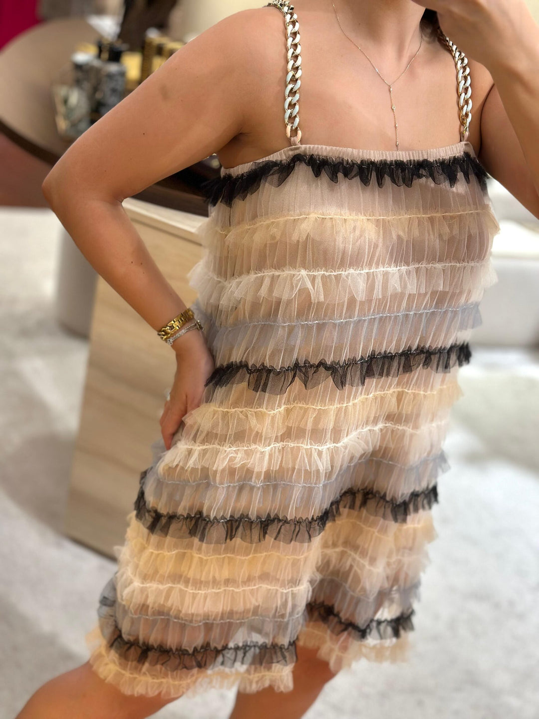 VESTIDO EM CAMADAS DE TULE ALÇAS EM CORRENTE SAHOCO