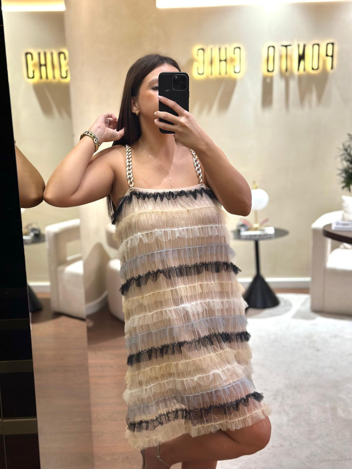 VESTIDO EM CAMADAS DE TULE ALÇAS EM CORRENTE SAHOCO