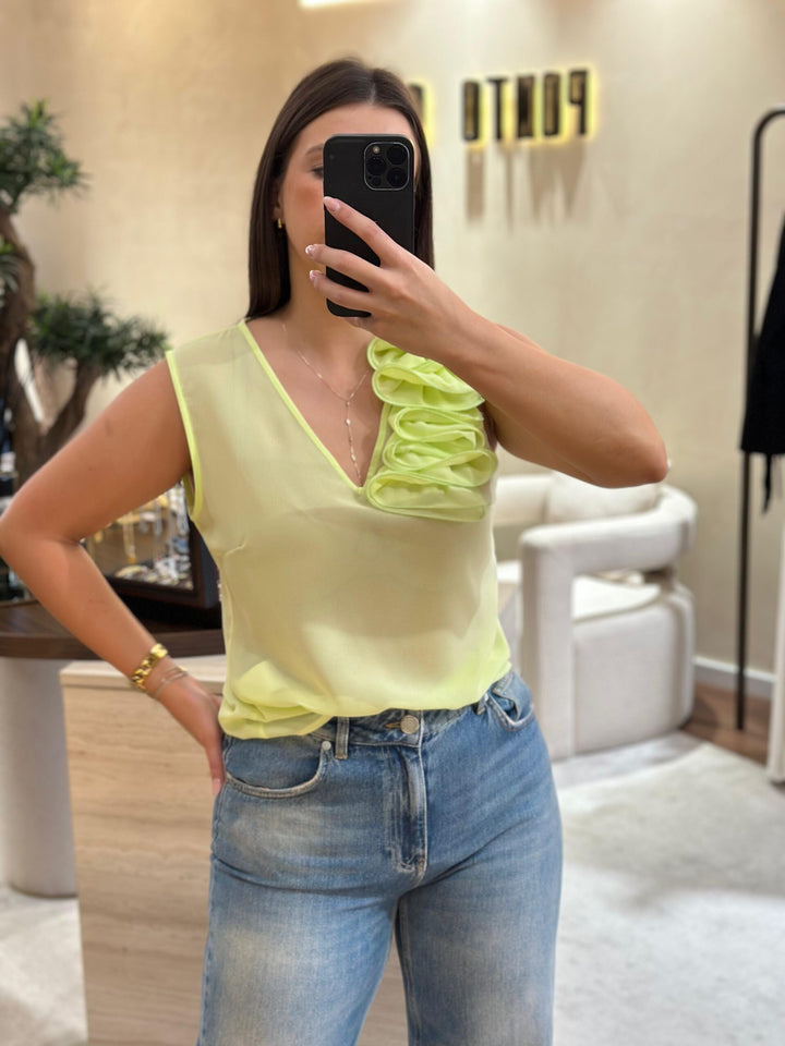 BLUSA VERDE LIMA COM FLOR RINASCIMENTO