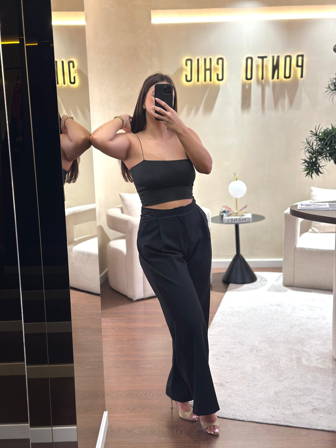 TOP PRETO COM ALÇA FINA PONTO CHIC