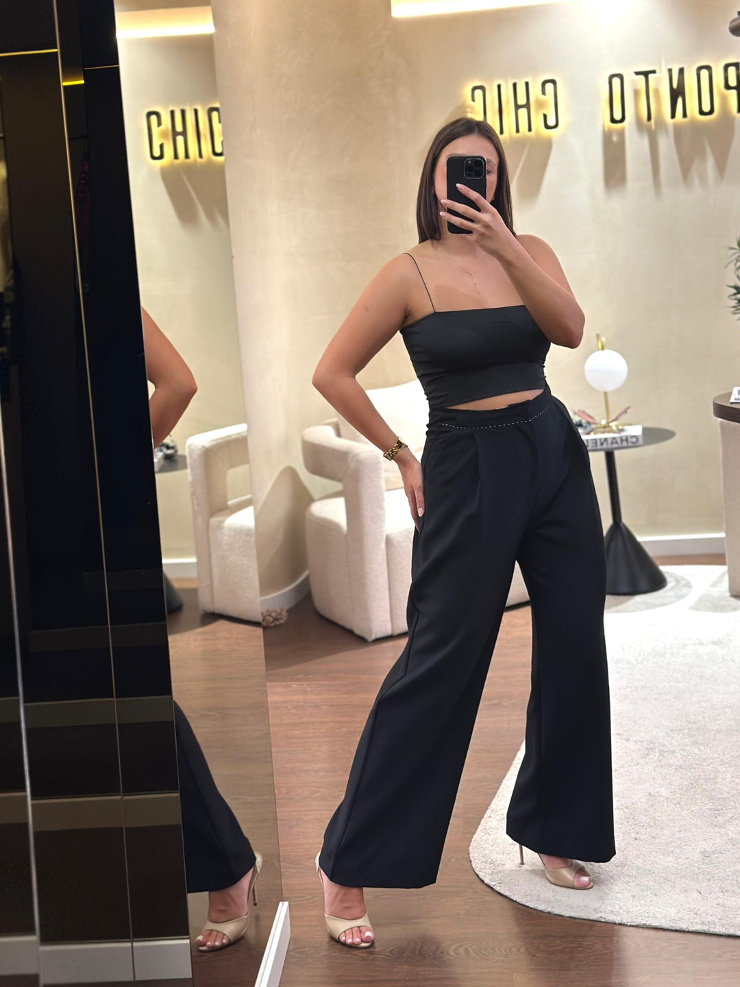 TOP PRETO COM ALÇA FINA PONTO CHIC