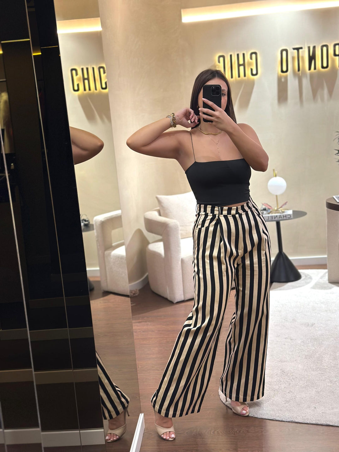 CALÇA COM PADRÃO ÁS RISCAS ELEH