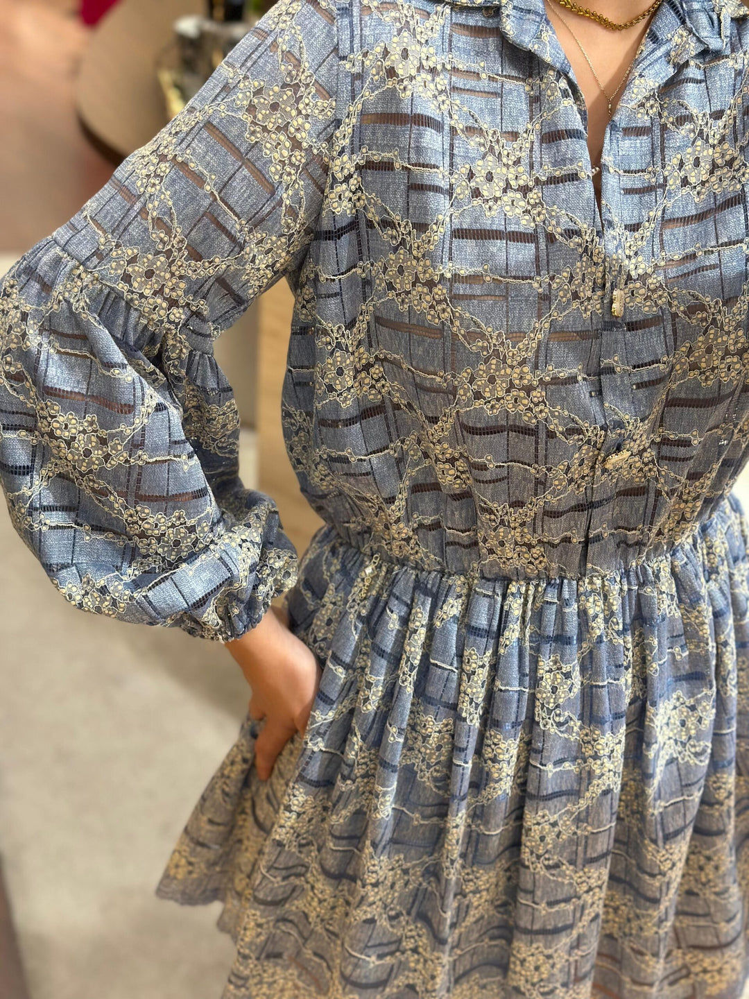 VESTIDO EM RENDA AZUL SAHOCO