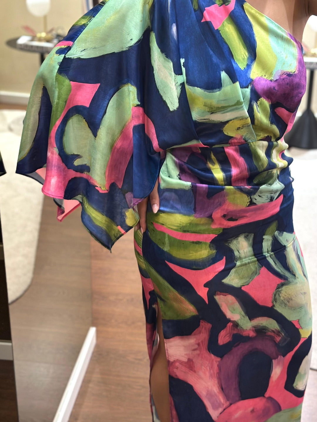VESTIDO ESTAMPADO MANGA UNILATERAL PONTO CHIC
