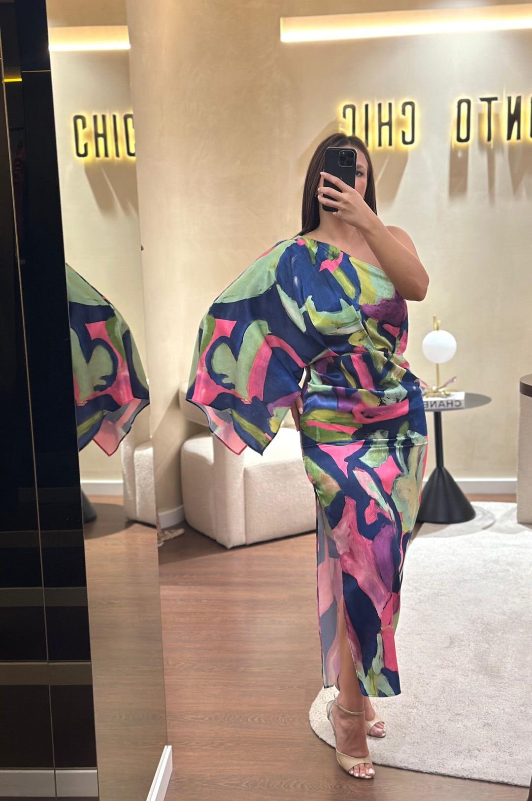 VESTIDO ESTAMPADO MANGA UNILATERAL PONTO CHIC
