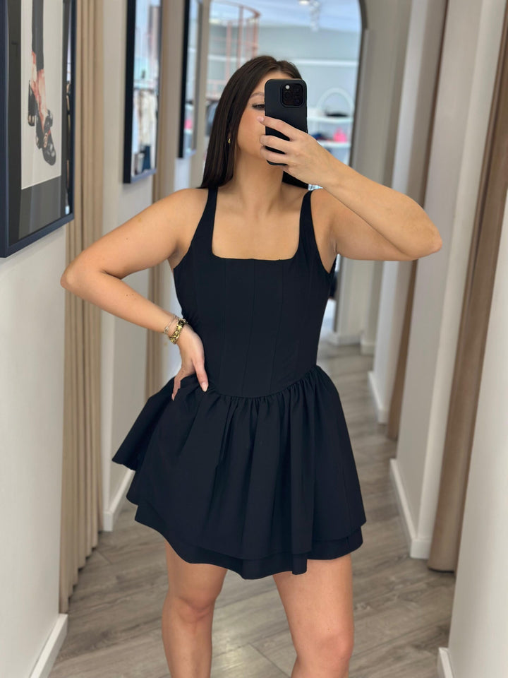 VESTIDO PRETO CURTO COM SAIA PLISSADA IMPERIAL