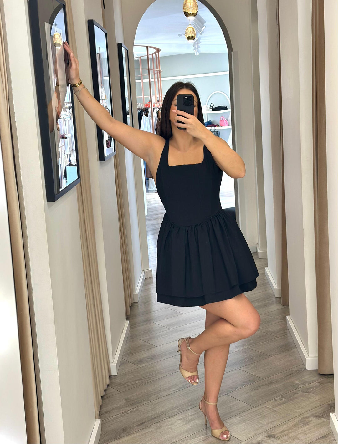 VESTIDO PRETO CURTO COM SAIA PLISSADA IMPERIAL