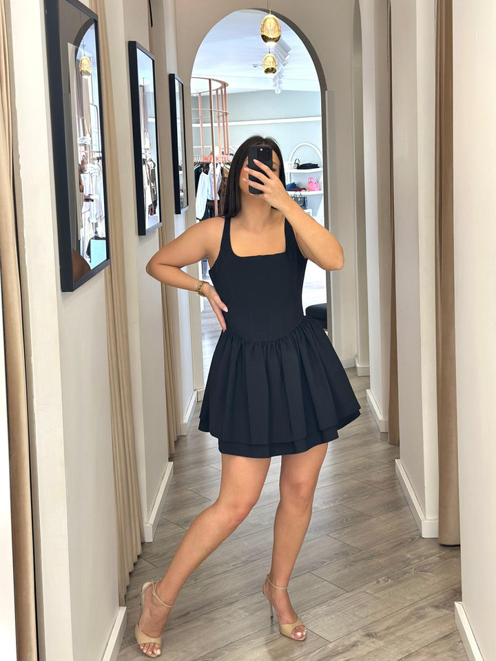 VESTIDO PRETO CURTO COM SAIA PLISSADA IMPERIAL