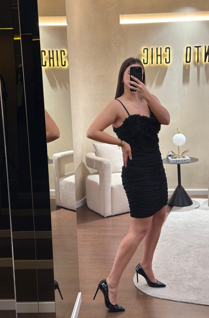 VESTIDO PRETO COM DETALHE DE PENAS E TULE DRAPEADO RINASCIMENTO