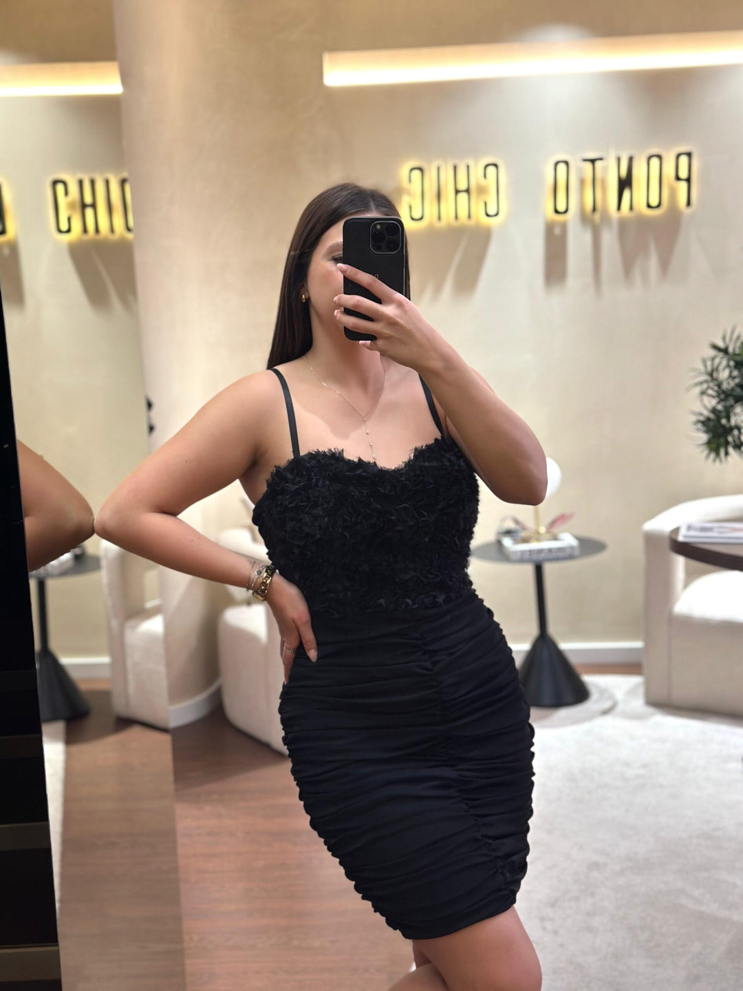 VESTIDO PRETO COM DETALHE DE PENAS E TULE DRAPEADO RINASCIMENTO