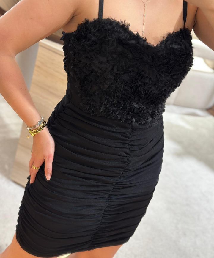 VESTIDO PRETO COM DETALHE DE PENAS E TULE DRAPEADO RINASCIMENTO
