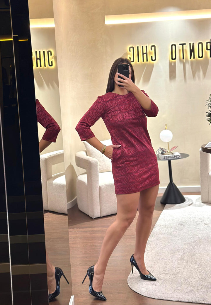 VESTIDO BORDEAUX COM PADRÃO TEXTURADO RINASCIMENTO