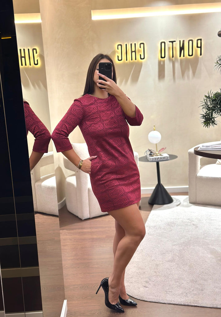 VESTIDO BORDEAUX COM PADRÃO TEXTURADO RINASCIMENTO
