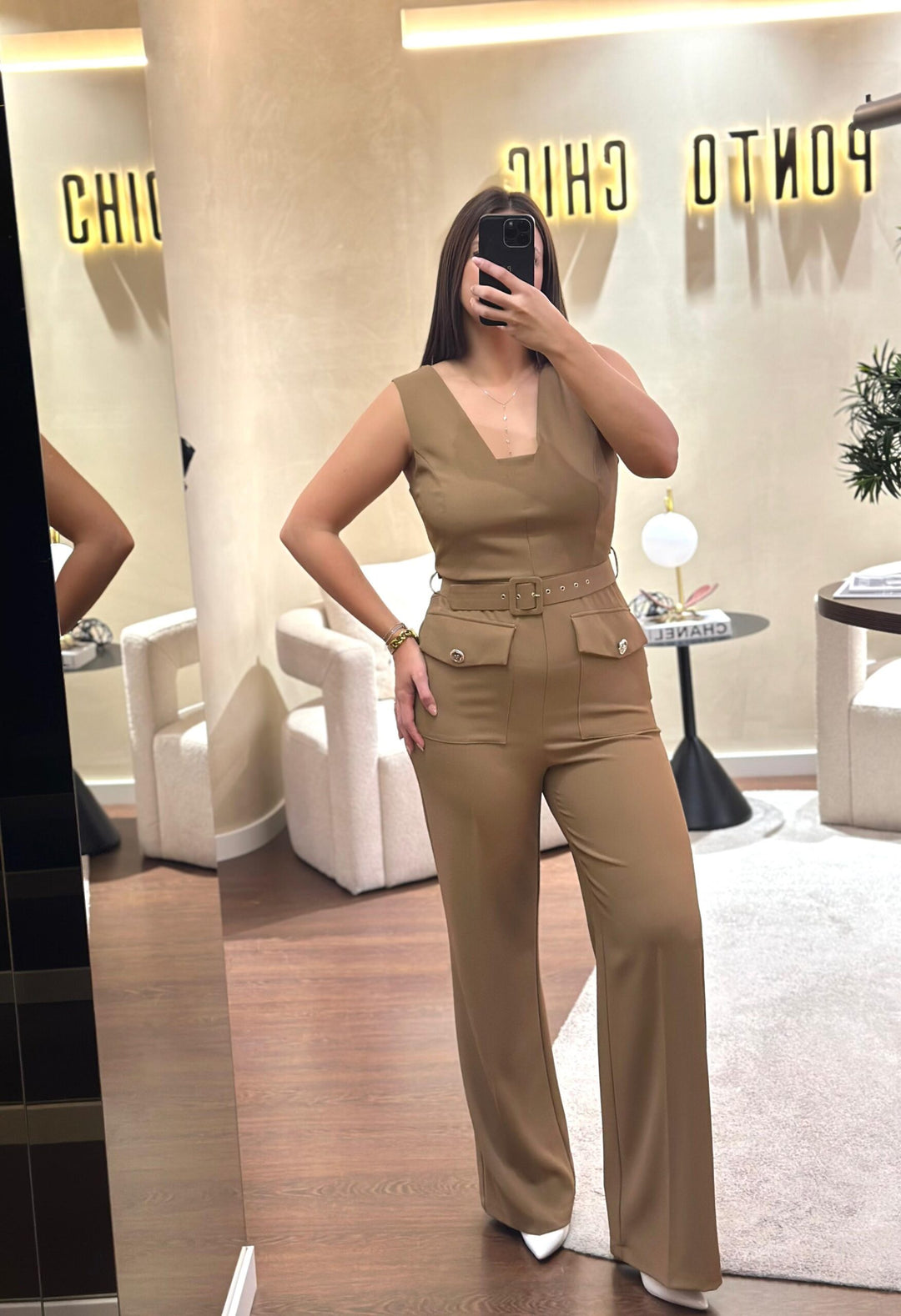 MACACÃO CAMEL COM BOLSOS FRONTAIS RINASCIMENTO