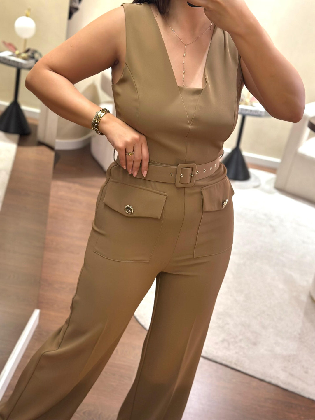 MACACÃO CAMEL COM BOLSOS FRONTAIS RINASCIMENTO