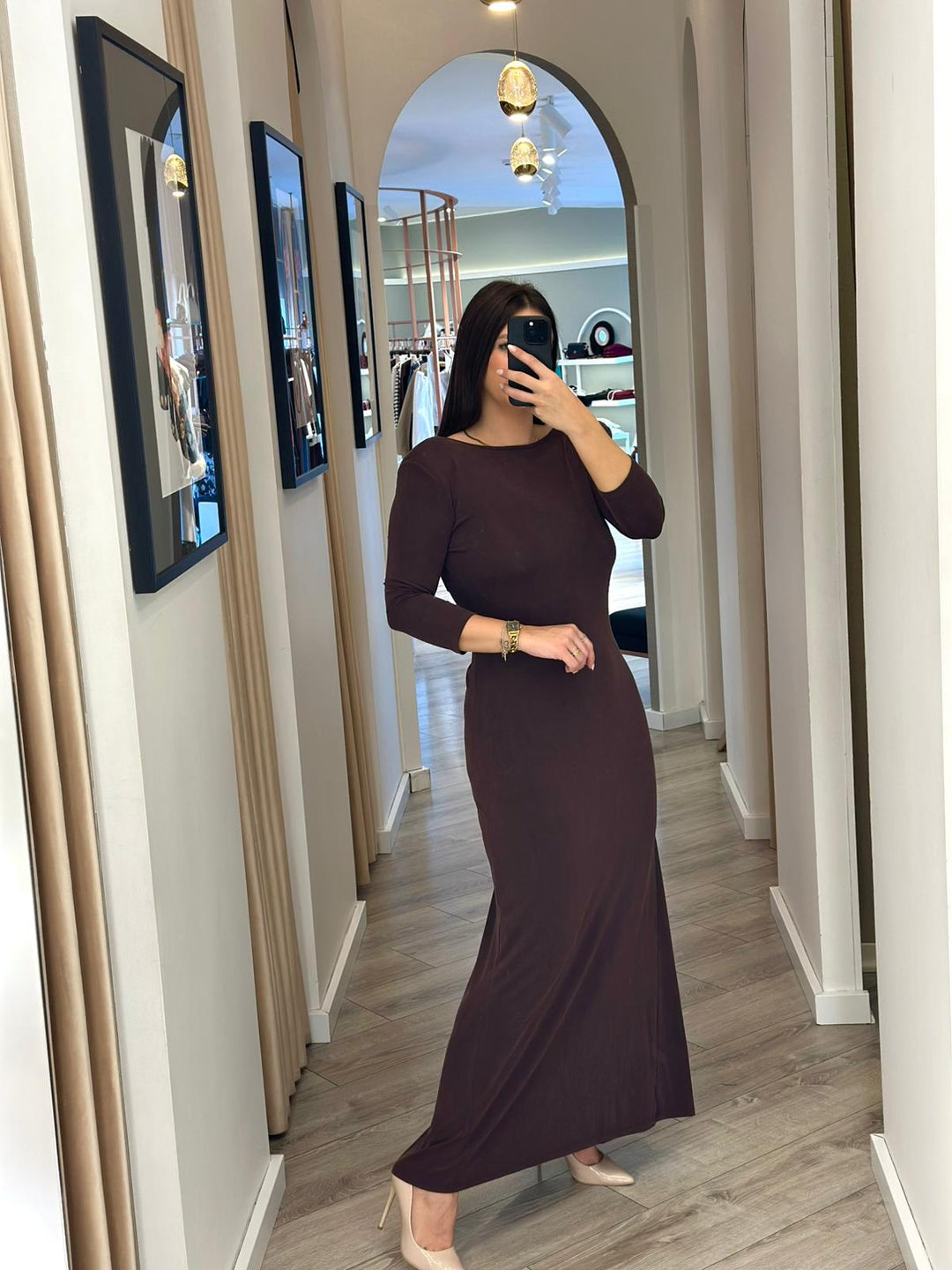 VESTIDO CASTANHO COM COSTAS DRAPEADAS E CORRENTES DOURADAS RINASCIMENTO