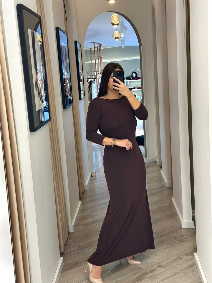 VESTIDO CASTANHO COM COSTAS DRAPEADAS E CORRENTES DOURADAS RINASCIMENTO