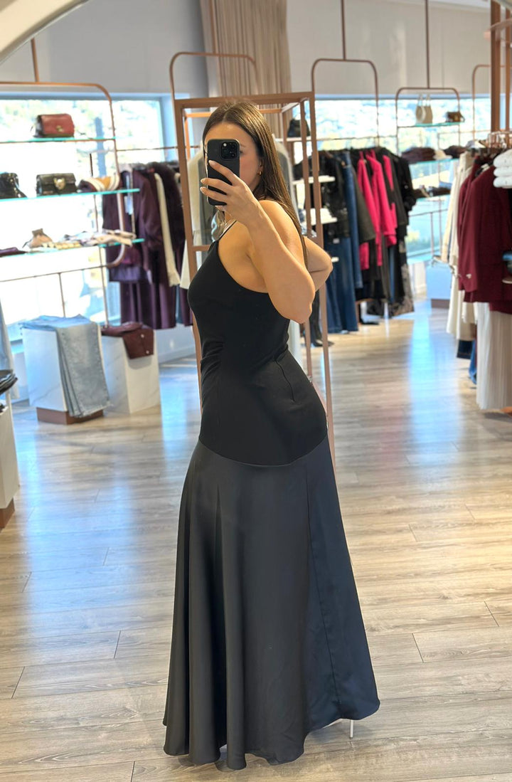 VESTIDO COMPRIDO PRETO COM ALÇAS RINASCIMENTO