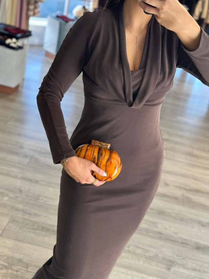 VESTIDO CASTANHO COM DECOTE DRAPEADO RINASCIMENTO