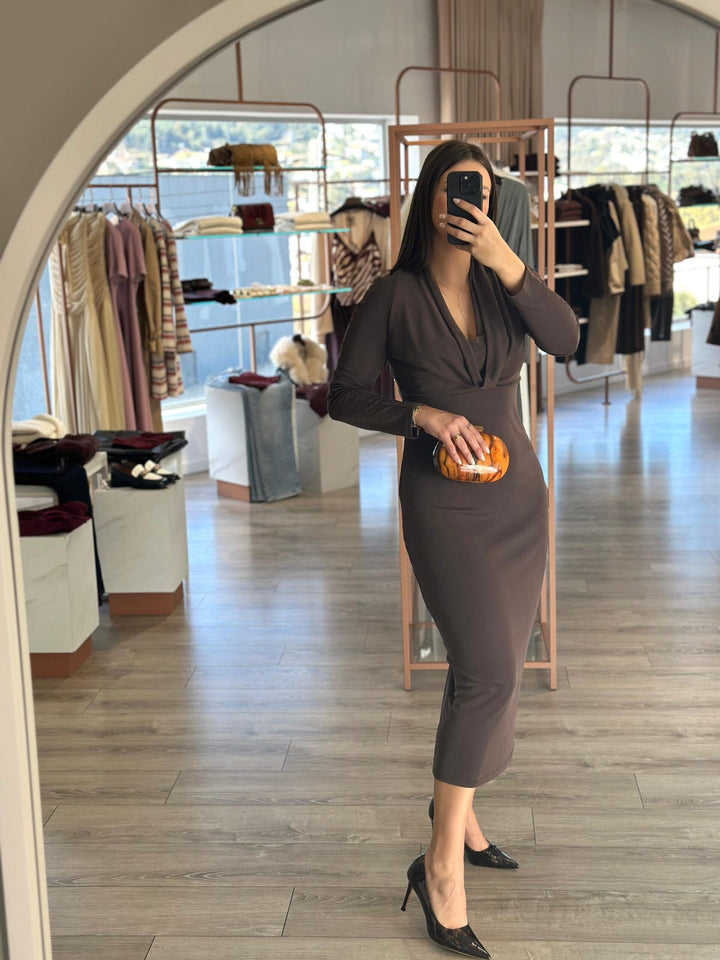 VESTIDO CASTANHO COM DECOTE DRAPEADO RINASCIMENTO
