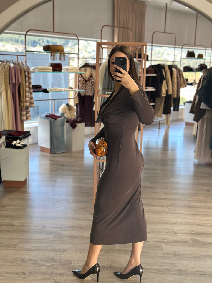 VESTIDO CASTANHO COM DECOTE DRAPEADO RINASCIMENTO
