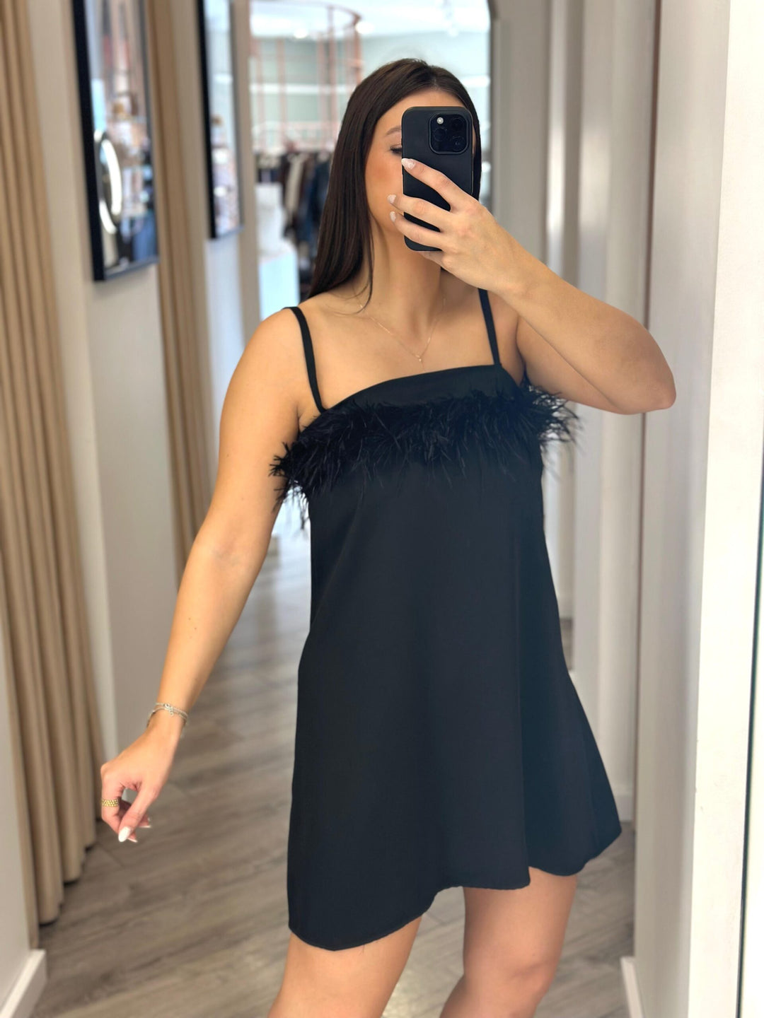 VESTIDO PRETO COM APLICAÇÃO DE PENAS RINASCIMENTO