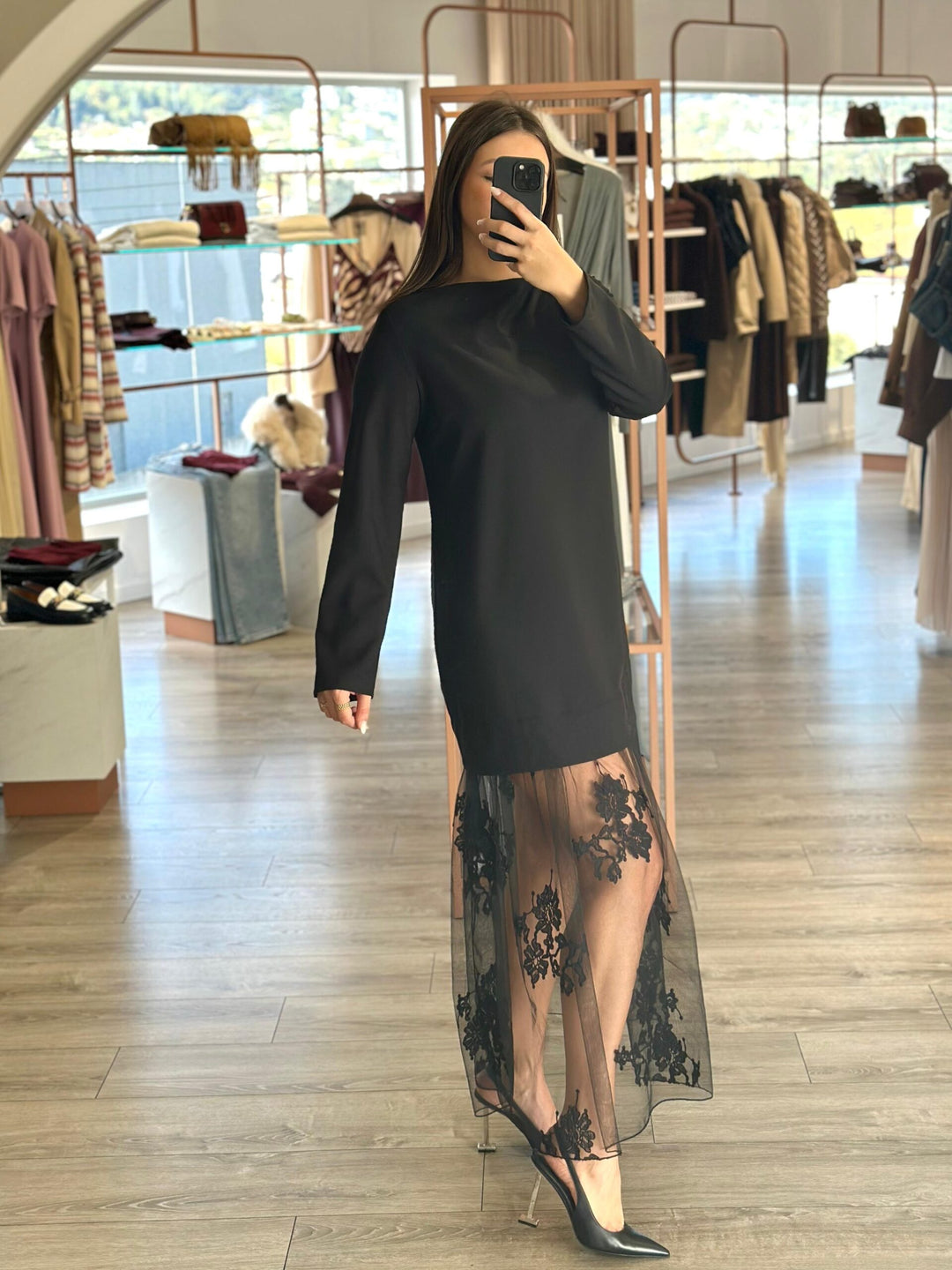 VESTIDO PRETO COM APLICAÇÃO DE RENDA RINASCIMENTO