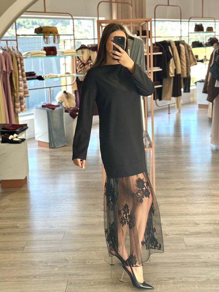VESTIDO PRETO COM APLICAÇÃO DE RENDA RINASCIMENTO