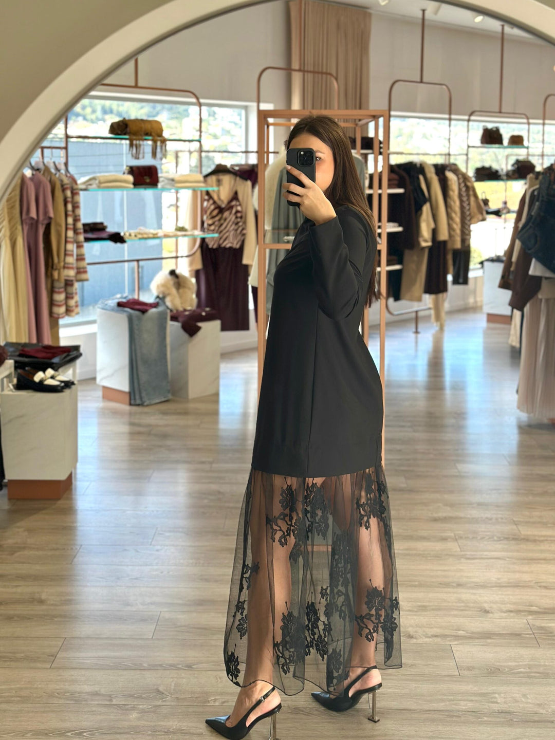 VESTIDO PRETO COM APLICAÇÃO DE RENDA RINASCIMENTO