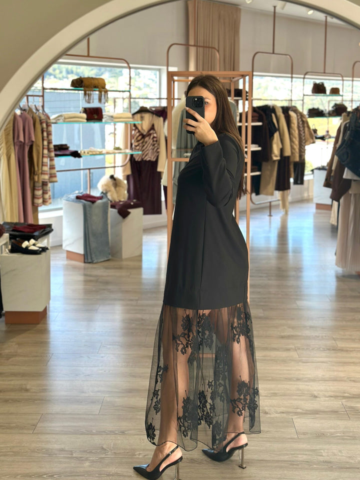 VESTIDO PRETO COM APLICAÇÃO DE RENDA RINASCIMENTO