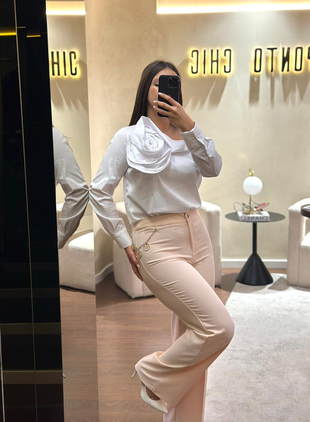 BLUSA BRANCA COM DETALHE DE ROSA RINASCIMENTO