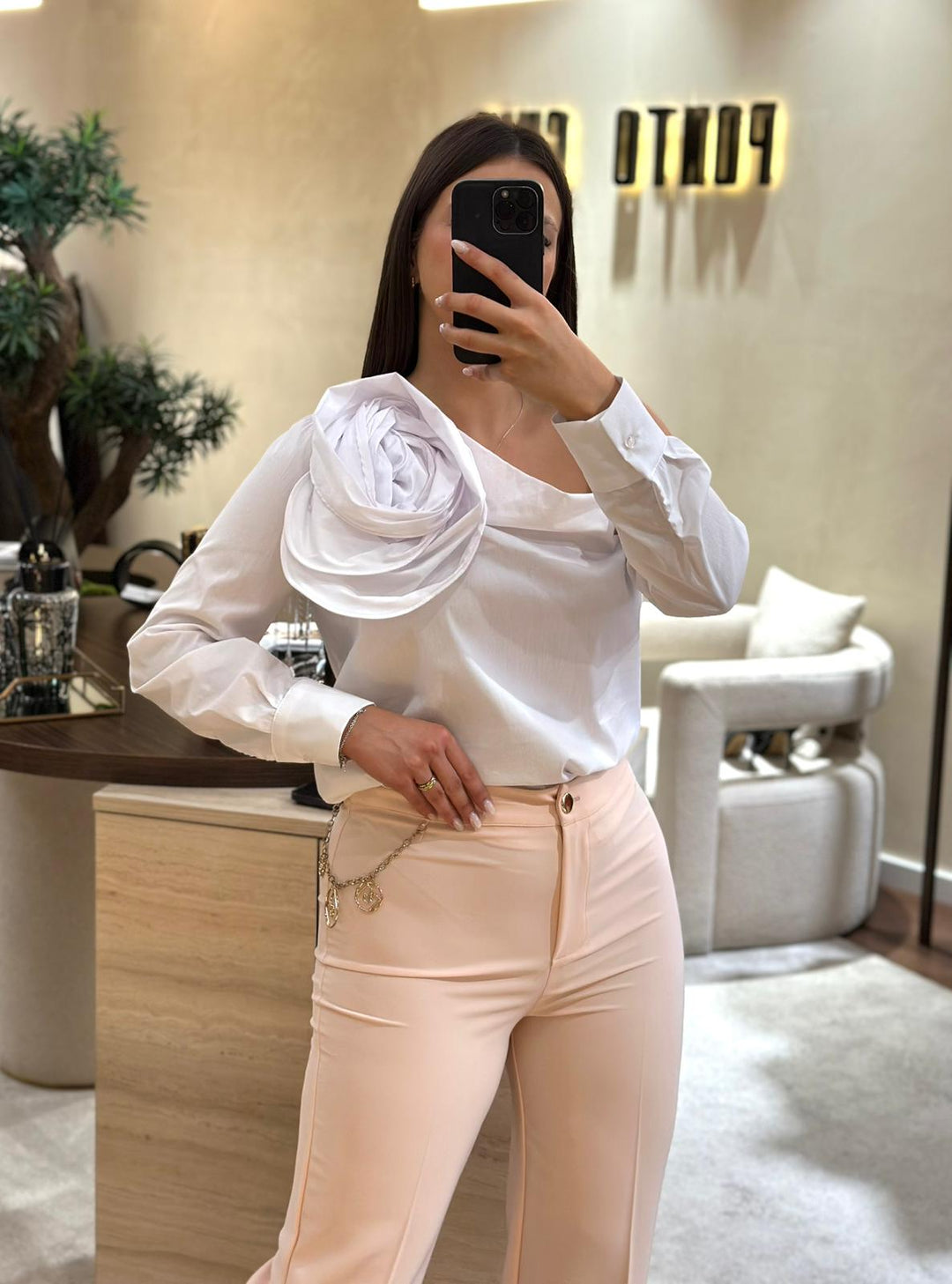 BLUSA BRANCA COM DETALHE DE ROSA RINASCIMENTO