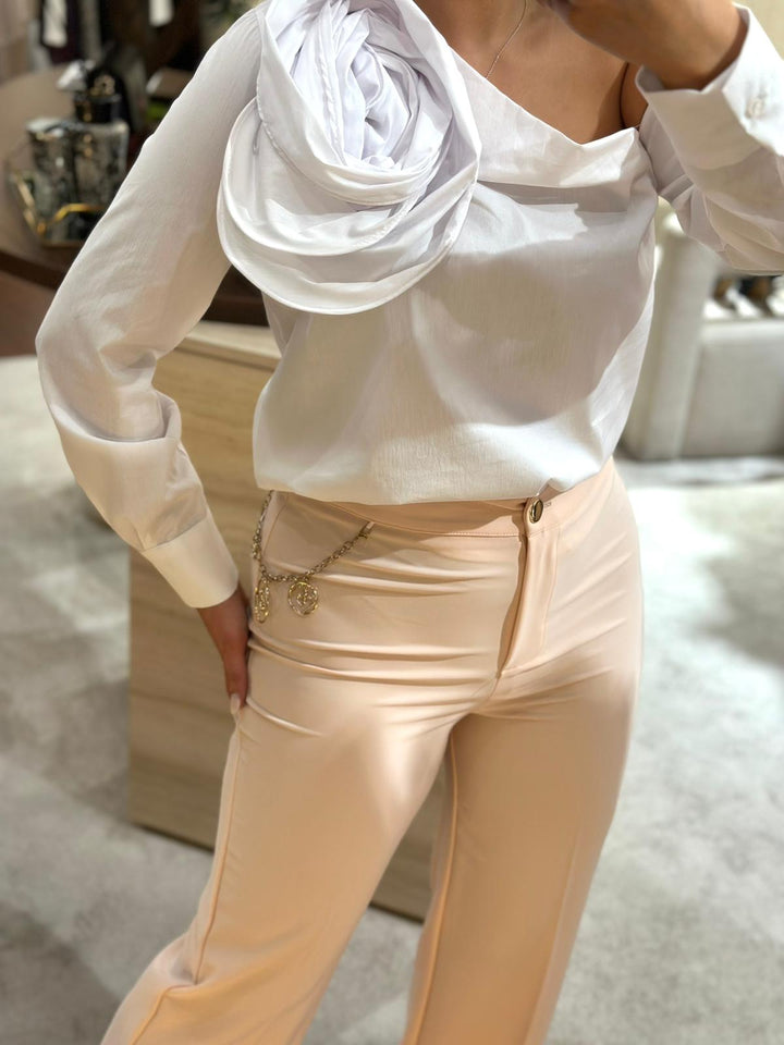 BLUSA BRANCA COM DETALHE DE ROSA RINASCIMENTO