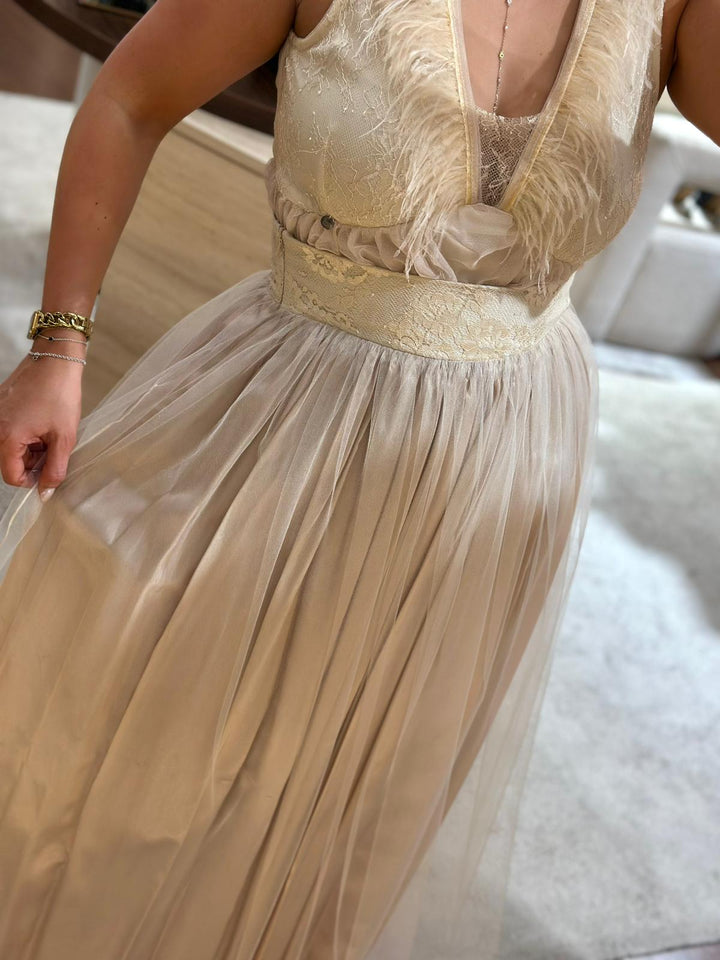 SAIA MIDI DE TULE BEGE COM RENDA RINASCIMENTO