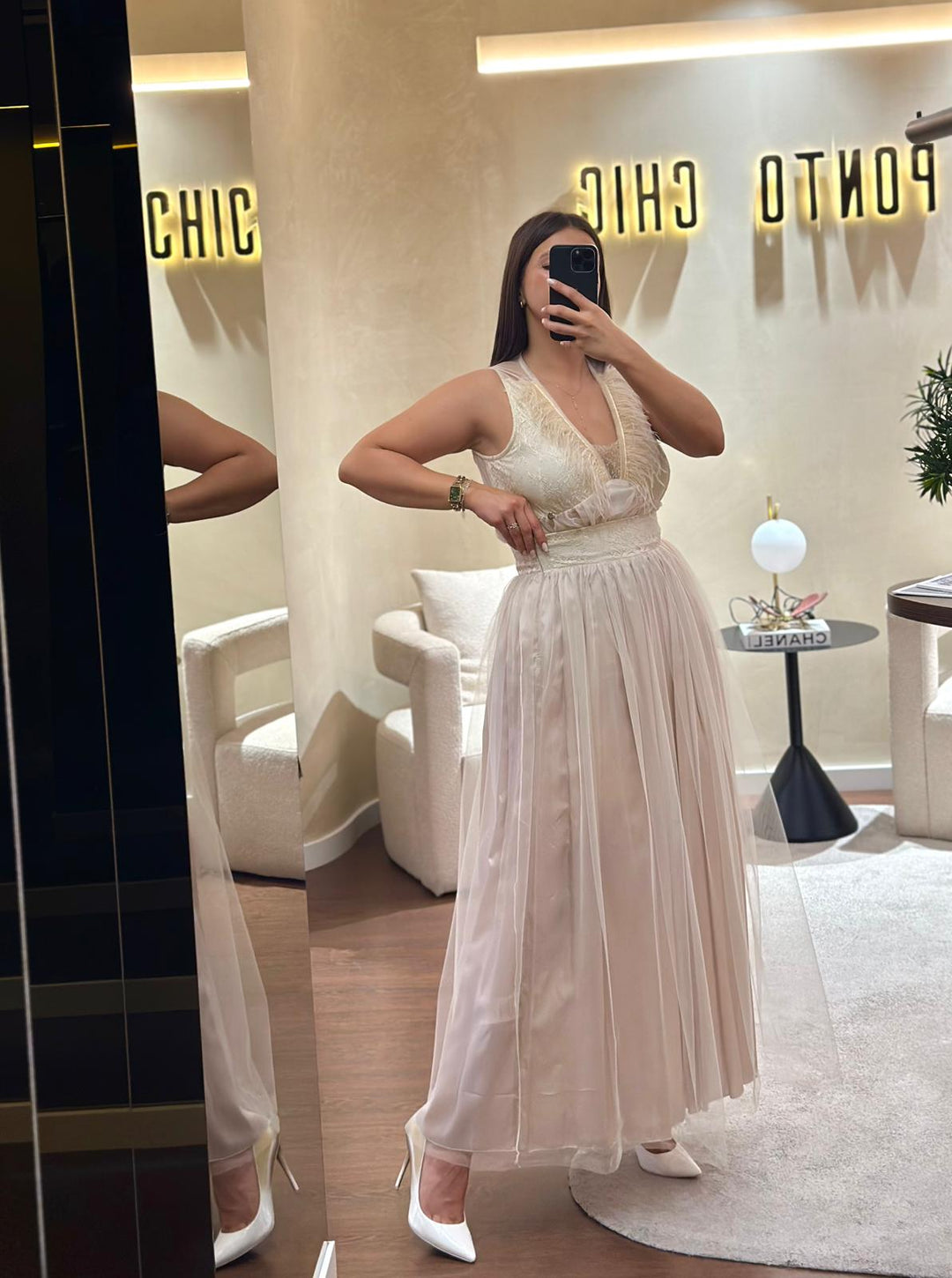 SAIA MIDI DE TULE BEGE COM RENDA RINASCIMENTO