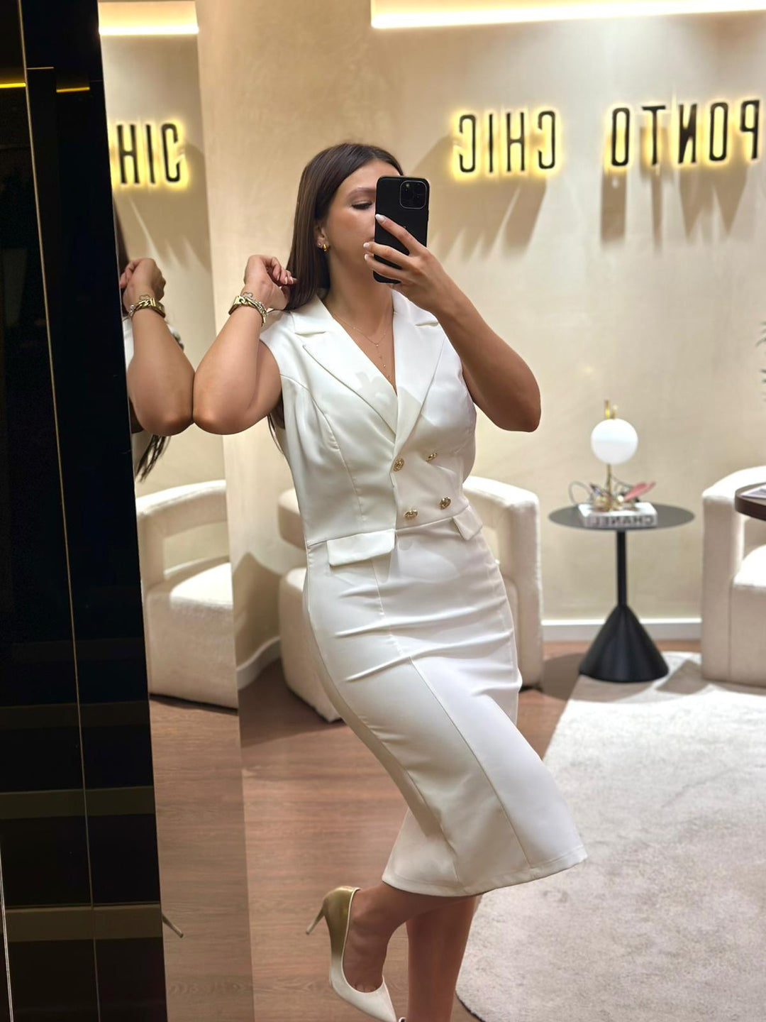 VESTIDO BRANCO DE ALFAIATARIA COM BOTOES DOURADOS RINASCIMENTO