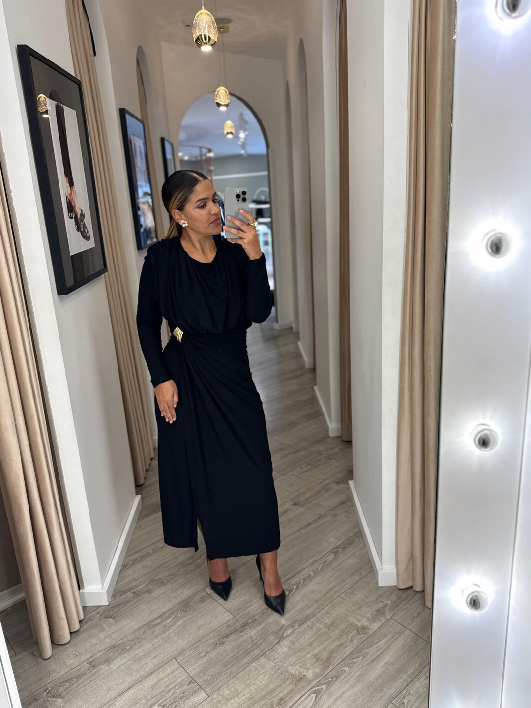 VESTIDO PRETO DRAPEADO COM DETAHE DOURADO PONTO CHIC