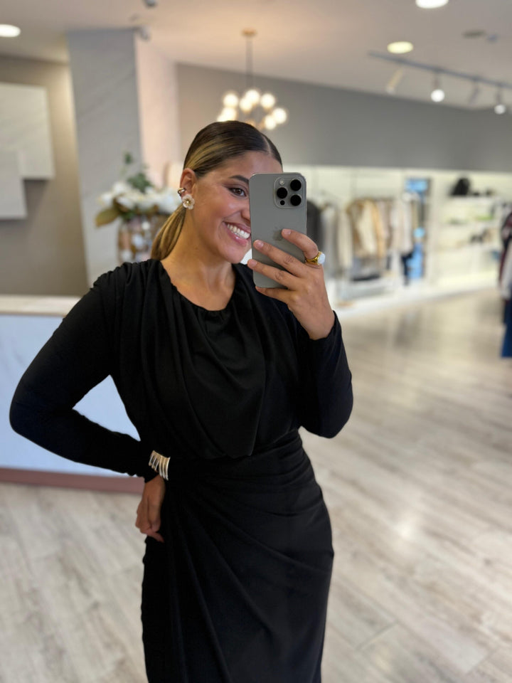 VESTIDO PRETO DRAPEADO COM DETAHE DOURADO PONTO CHIC