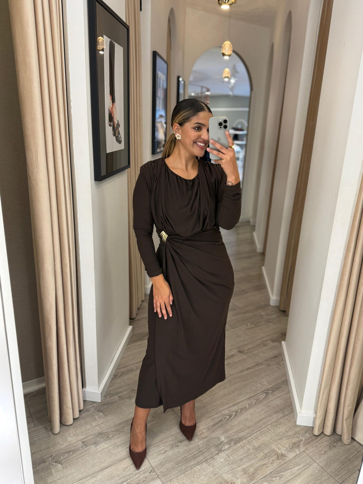 VESTIDO CASTANHO DRAPEADO COM DETALHE DOURADO PONTO CHIC