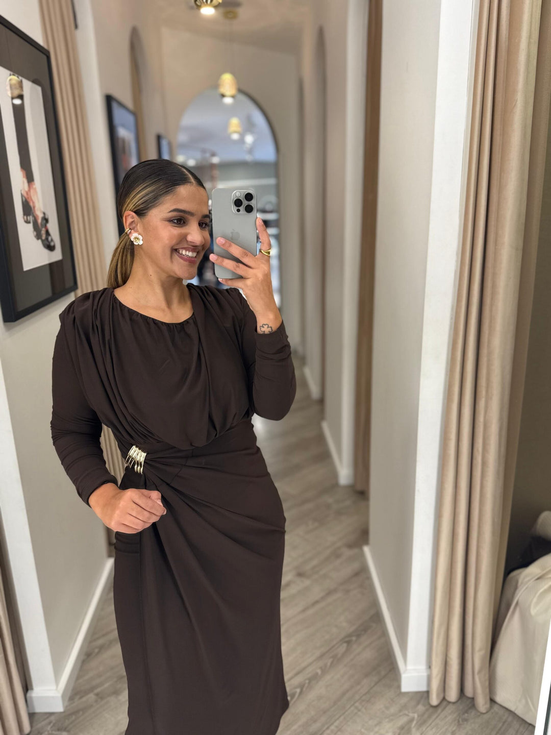 VESTIDO CASTANHO DRAPEADO COM DETALHE DOURADO PONTO CHIC