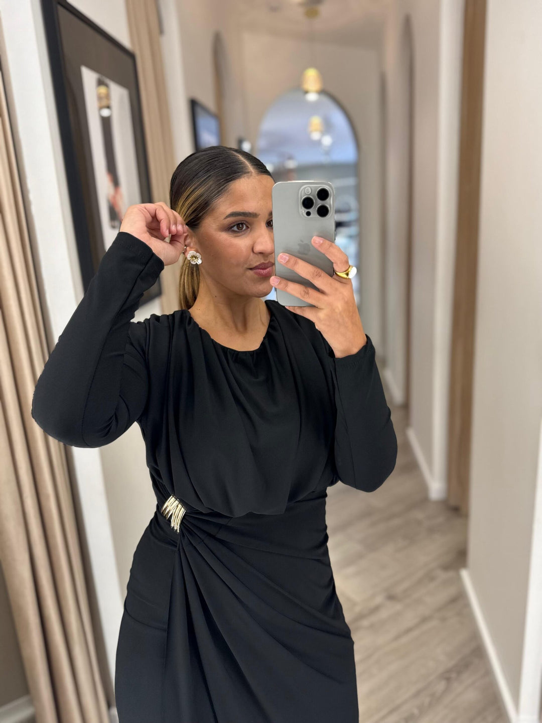 VESTIDO PRETO DRAPEADO COM DETAHE DOURADO PONTO CHIC