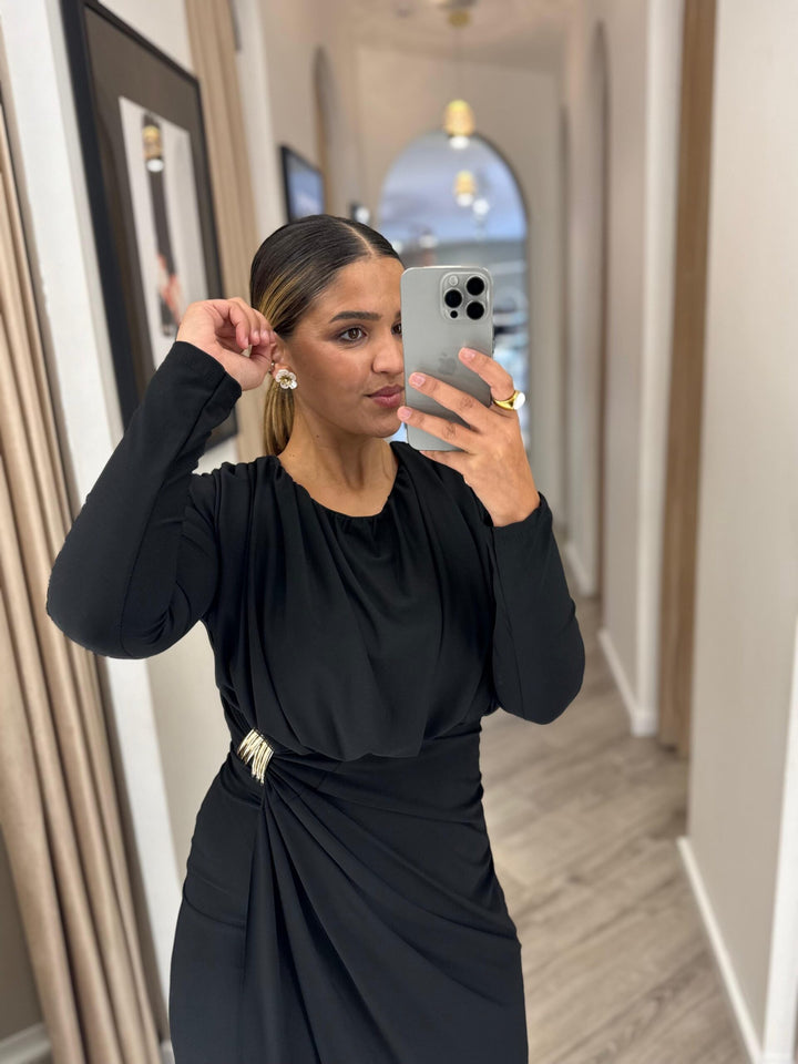 VESTIDO PRETO DRAPEADO COM DETAHE DOURADO PONTO CHIC