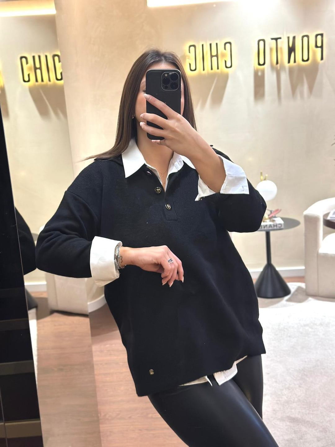 CAMISOLA PRETA COM BOTÕES E GOLA CLÁSSICA RUGA