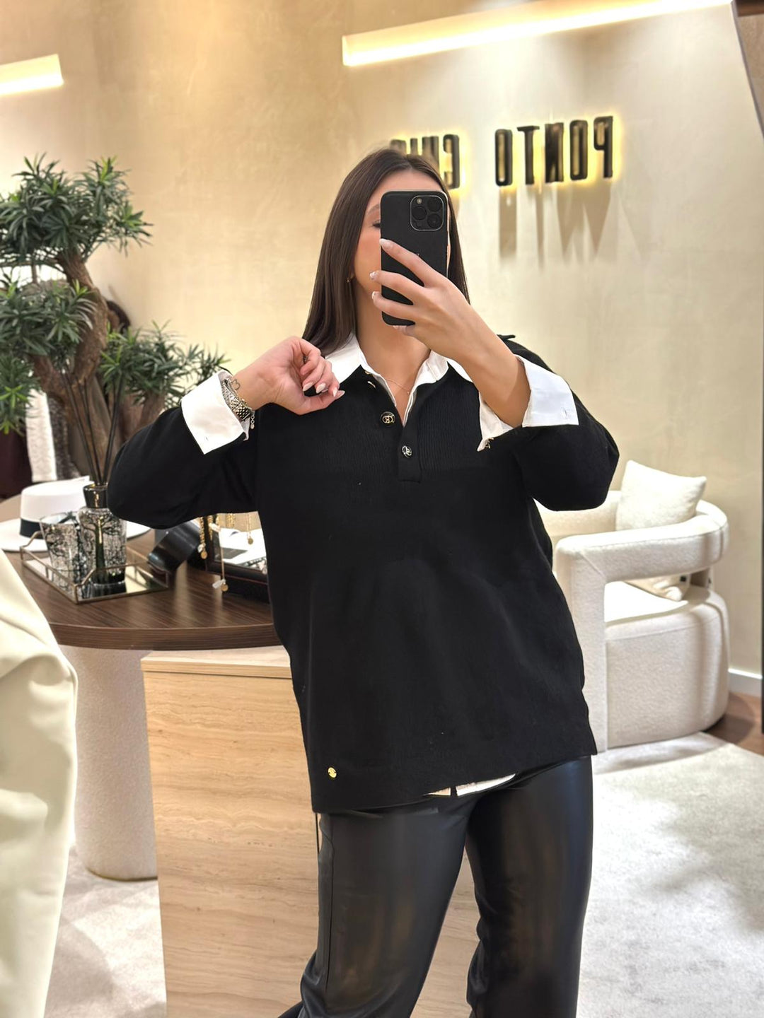 CAMISOLA PRETA COM BOTÕES E GOLA CLÁSSICA RUGA