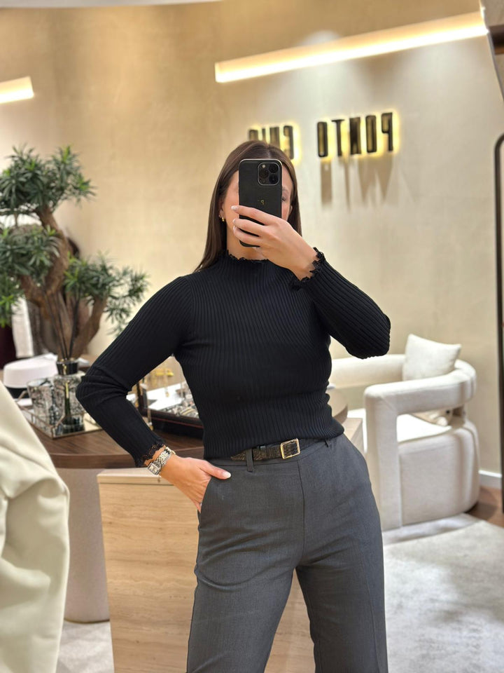 CAMISOLA PRETA CANELADA COM RENDA PONTO CHIC