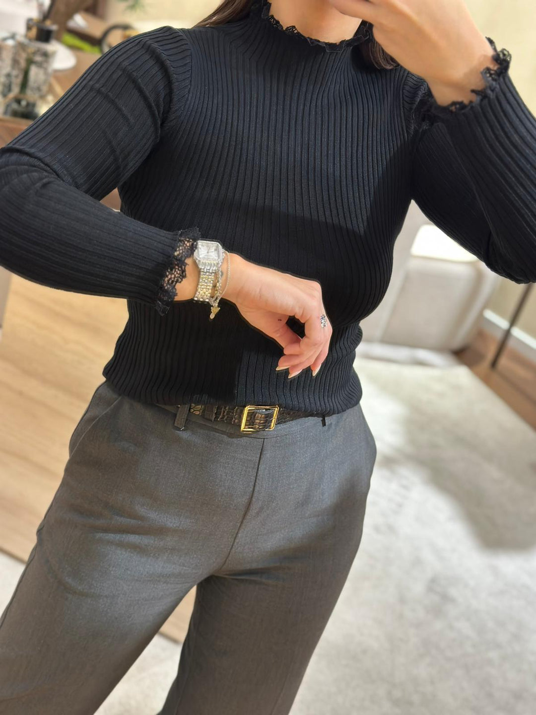CAMISOLA PRETA CANELADA COM RENDA PONTO CHIC